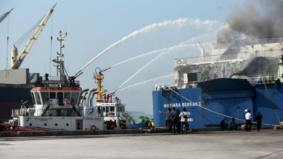 Kapal Api Feri Mutiara Berkah I Terbakar di Pelabuhan Indah Kiat Merak