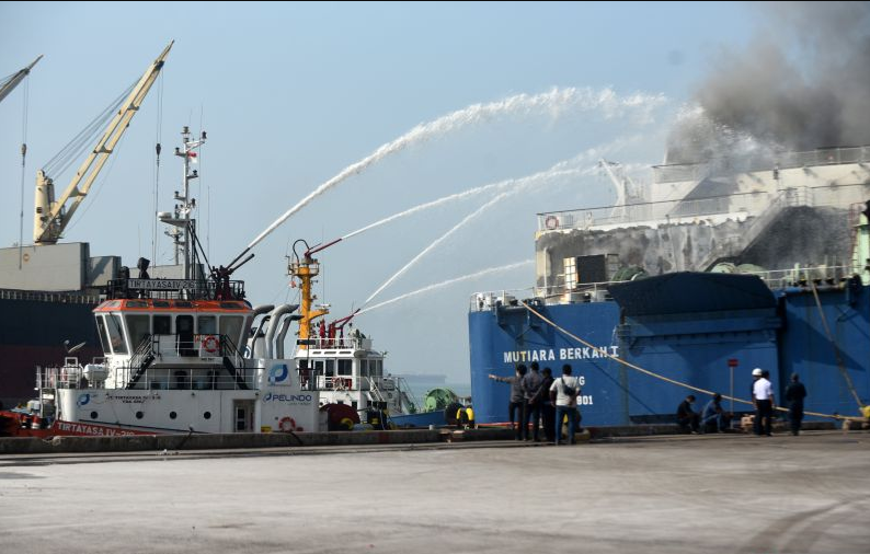 Kapal Api Feri Mutiara Berkah I Terbakar di Pelabuhan Indah Kiat Merak