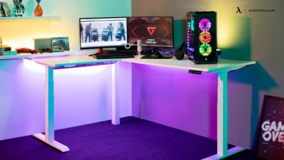 Meja PC gaming dengan pencahayaan RGB yang keren
