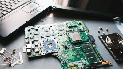 Teknik memperbaiki kerusakan pada motherboard komputer yang rusak