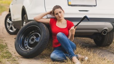 Langkah langkah mengganti ban mobil bocor sendiri